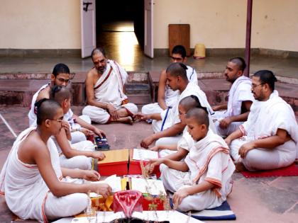 Vedic village: A village living in Vedic times without mobiles, internet! | Vedic village: मोबाईल, इंटरनेट सोडून वैदिक काळात जगणारे एक गाव!