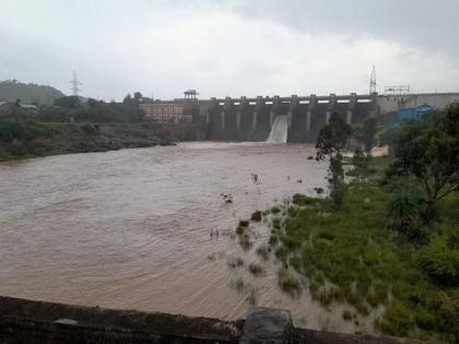 Discharge into Nira river bed at a rate of 6 thousand 118 cusecs from Veer dam. | वीर धरणातून ६ हजार ११८ क्युसेक वेगाने नीरा नदी पात्रात विसर्ग सुरू