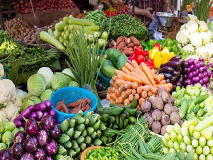 green Peas carrot sprouts Fall in prices of vegetables due to growing cold | वाटाणा, गाजराची उडाली घसरगुंडी; वाढत्या थंडीमुळे भाजीपाल्यांच्या भावांमध्ये घसरण 