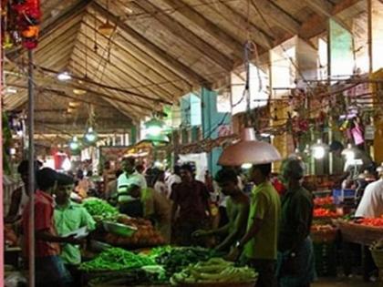 Should I sell vegetables or take care of my own life? Question of vegetable sellers in Andheri Mandi | भाजी विकू की स्वत:चा जीव सांभाळू? अंधेरी मंडईतील भाजीविक्रेत्यांचा सवाल