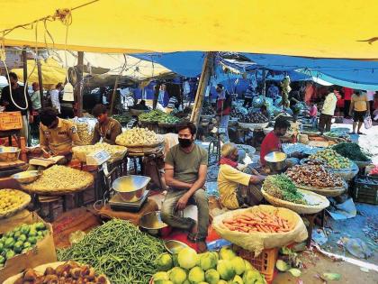 CoronaVirus vendors selling Vegetable by following social distancing | CoronaVirus News: सामाजिक अंतर पाळत होतेय भाजीविक्री