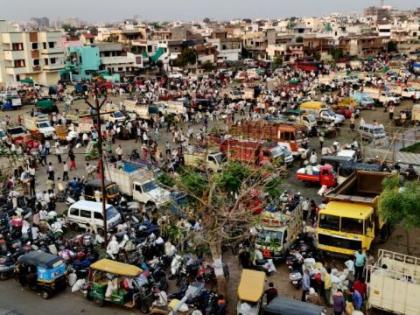 Scattered market are causing the financial loss of farmers while selling vegetables | बाजारपेठा विखुरल्याने शेतकऱ्यांना भाज्या विकताना होतोय आर्थिक तोटा