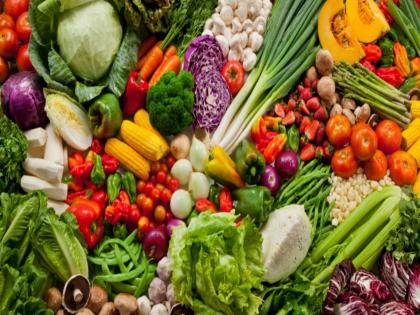 Inflows reduced due to rain, vegetables crossed the 100 mark; prices of leafy vegetables are beyond the reach of the common man, a bundle costs Rs 70 | पावसामुळे आवक घटली, भाज्यांनी शंभरी ओलांडली; पालेभाज्यांचे दर सामान्यांच्या आवाक्याबाहेर, गड्डी ७० रुपये Inflows reduced due to rain, vegetables crossed the 100 mark; prices of leafy vegetables are beyond the reach of the common man, a bundle costs Rs 70 | पावसामुळे आवक घटली, भाज्यांनी शंभरी ओलांडली; पालेभाज्यांचे दर सामान्यांच्या आवाक्याबाहेर, गड्डी ७० रुपये