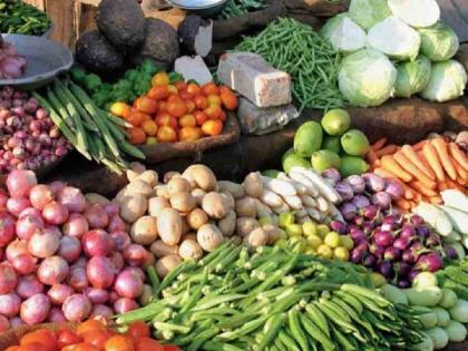 Due to heavy rains customers backs 30 percent of vegetables fell | मुसळधार पावसामुळे ग्राहकांची पाठ, ३० टक्के भाजीपाला पडून