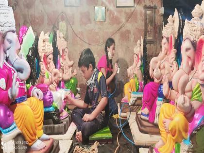 Shree Ganesha the fourth generation of Kudpakar, is busy making little Bappa | कुडपकर यांच्या चौथ्या पिढीचा श्रीगणेशा, चिमुकले बाप्पा घडविण्यात मग्न