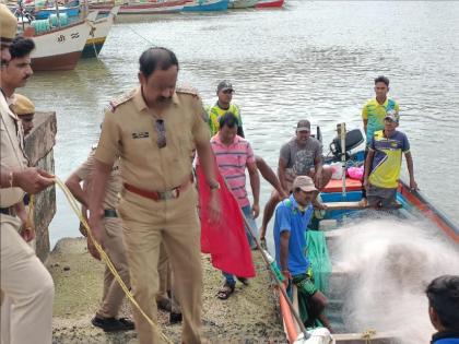 Finding suspicious boats Vengurla Police High Alert; Thorough investigation of boats, cars on the coast | वेंगुर्ला पोलीस “हाय अलर्ट”; किनारपट्टीवर बोटी, गाड्यांची कसून चौकशी