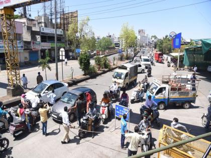 Queues of vehicles on the roads in Nashik due to slackdown in lockdown | लॉकडाऊनमध्ये शिथिलता मिळाल्याने नाशकात रस्त्यांवर वाहनांच्या रांगा 