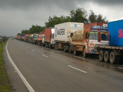 Illegal vehicular traffic on the highway; Local residents Haren | महामार्गावर अवजड वाहनांची अवैध पार्किंग; स्थानिक रहिवासी हैराण