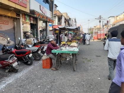  Washim city for traffic branch; The vehicles stand on the road | वाशिम शहर वाहतूक शाखा नावापुरती; चक्क रस्त्यावर उभी राहतात वाहने