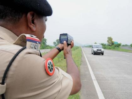 Warne camera in the pocket of the traffic branch police of Solapur city police force | सोलापूर शहर पोलिस दलातील वाहतूक शाखा पोलिसांच्या खिशावर वॉर्न कॅमेरा