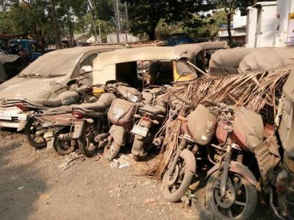 328 vehicles in the premises of Washim district police station | वाशिम जिल्ह्यातील पोलिस ठाण्यांच्या आवारात ३२८ वाहने बेवारस पडून!