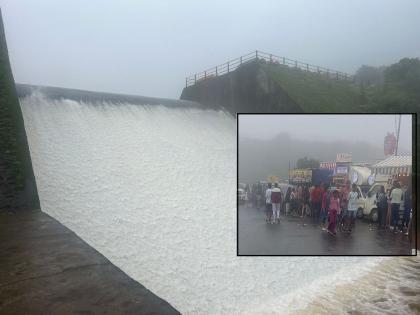 due to continuous rains In Mahabaleshwar, the spillway of Vennalek Dam began to overflow | महाबळेश्वरमध्ये पावसाची संततधार, वेण्णालेक धरणाचा सांडवा ओसंडून वाहू लागला