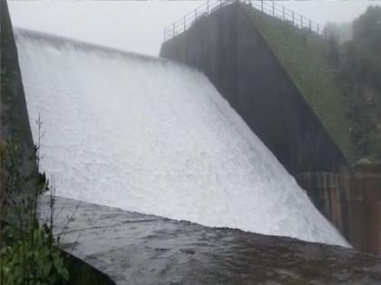 Venna Lake in Mahabaleshwar overflowed | महाबळेश्वरची जीवनवाहिनी असलेला वेण्णा तलाव तुडुंब भरला!, सांडव्यावरून वाहू लागले पाणी