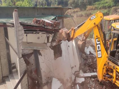 demolition of illegal constructions started in Vennalek area In Mahabaleshwar, one attempted self immolation | महाबळेश्वरमध्ये वेण्णालेक परिसरातील अवैध बांधकामे पाडण्यास सुरुवात, एकाचा आत्मदहनाचा प्रयत्न