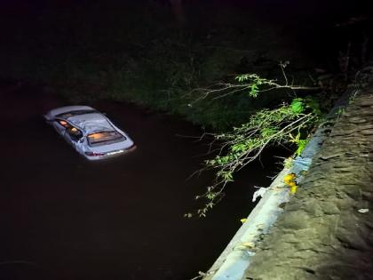 Four people were seriously injured when a car fell forty feet deep from the Venna river bridge on the Satara-Mahabaleshwar road | Satara: वेण्णा नदीच्या पुलावरून चाळीस फूट खोल कार कोसळली, चार जण जखमी