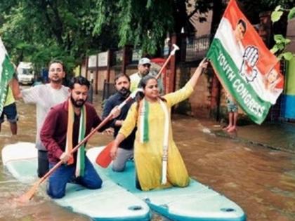 in mumbai unique movement of youth congress office bearers in versova by using boats | वर्सोव्यात आता होडीतून प्रवास करायचा का? युवक काँग्रेस पदाधिकाऱ्यांचे अनोखे आंदोलन 