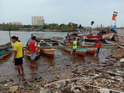 Another unique tradition of Ganpati Visarjan through the Shipail system in Versova | वेसाव्यात शिपीलच्या तराफ्यातून गणपती विसर्जनाची आगळी वेगळी परंपरा