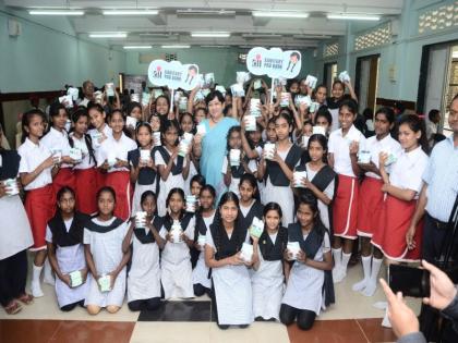 Sanitary padded ATM vending machine in Versova's Nakhwa Garden Municipal School Complex | वर्सोव्याच्या पोशा नाखवा उद्यान मनपा शाळा संकुलामध्ये सॅनिटरी पॅड एटीएम व्हेंडिंग मशीन