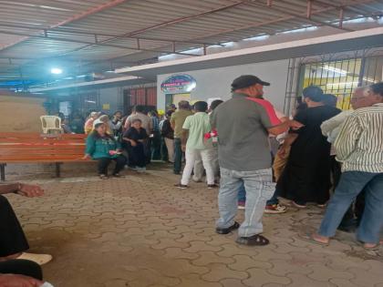 lok sabha election 2024 queues for voting at vesava vidya mandir versova crowd of voters in mumbai | वेसावा विद्या मंदिरात मतदानाला लागली रांग; मतदारांचा उत्स्फूर्त प्रतिसाद