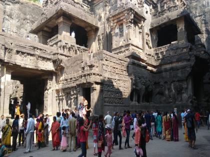 Ellora caves become Housefull on Diwali holidays; The crowd covered the tourists places | दिवाळीच्या सुटीने वेरूळलेणी हाऊसफुल्ल; पर्यटकाच्या गर्दीने परिसर फुलला 