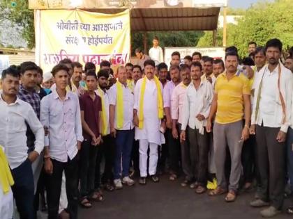 Fight to defend OBC reservation intensified; Hatolakar closed the village for leaders! | ओबीसी आरक्षण बचावचा लढा तीव्र; पुढाऱ्यांसाठी हातोलाकरांनी बंद केली गावची वेस!