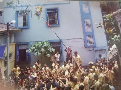 The traditional tradition of the dahi handi in Vesave Koliwada | वेसावा कोळीवाड्यात अणुकुचीदार भाल्याने दहीहंडी फोडण्याची पुरातन परंपरा