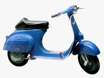 social media shows price of vespa scooter in 1961, viral photo of bill | ... तेव्हा व्हेस्पा स्कूटर फक्त 2243 रुपयांत मिळत होती? बिलाचा फोटो होतोय व्हायरल