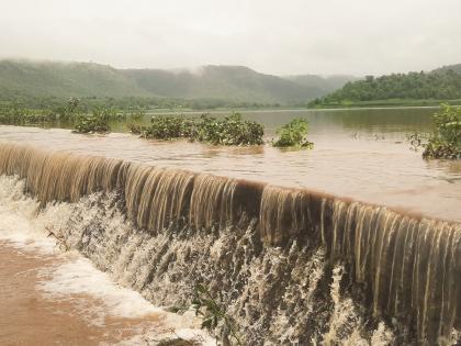 Heavy rains destroy small and medium projects in Chhatrapati Sambhajinagar district; Rivers and drains flood | मुसळधार पावसाने छत्रपती संभाजीनगर जिल्ह्यातील लघु, मध्यम प्रकल्प तुडुंब; नद्या-नाल्यांना पूर