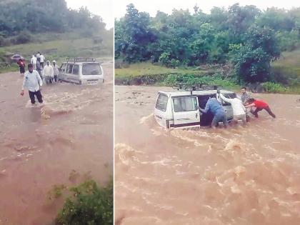 Thrill in Vetalwadi River! Villagers rescue 10 devotees trapped in flood | वेताळवाडी नदीतील थरार! पुरात अडकलेल्या १० भाविकांना ग्रामस्थांनी वाचविले Thrill in Vetalwadi River! Villagers rescue 10 devotees trapped in flood | वेताळवाडी नदीतील थरार! पुरात अडकलेल्या १० भाविकांना ग्रामस्थांनी वाचविले