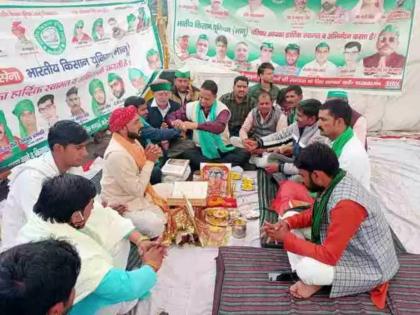 farmers Protest In delhi Ramayana recitation by farmers on the border of Delhi | दिल्लीच्या सीमेवर शेतकऱ्यांकडून 'रामायण' पठण; ट्रॅक्टर-ट्रॉली घेऊन आणखी शेतकरी रवाना