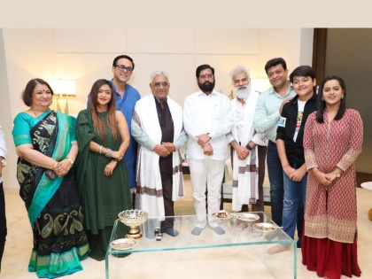 Actors of 'Wagle Ki Duniya' series met the Chief Minister | 'वागले की दुनिया' मालिकेतील कलाकारांनी घेतली मुख्यमंत्र्यांची भेट