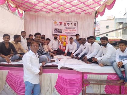 Infiltration of expatriate salon operators Cyclic hunger strike of nuclear brothers in Kurduwadi | परप्रांतीय सलून व्यवसायिकांची घुसखोरी; कुर्डूवाडीत नाभिक बांधवांचे चक्री उपोषण