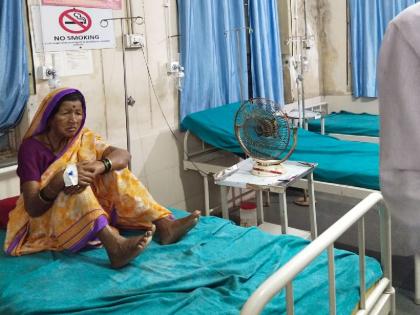 no basic facilities for patients in samudrapur govt hospital | रुग्णालयात उपचारासाठी दाखल व्हा! पण, पंखा घरून आणा...