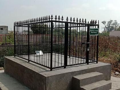 The walls of the tomb of a British soldier were stolen | ब्रिटिश सैनिकाच्या समाधीला बांधलेले कठडे गेले चोरीला