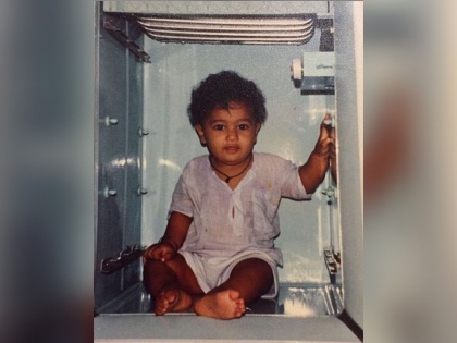 Do you know this little girl sitting in the fridge? | फ्रिजमध्ये बसलेल्या या चिमुकल्याला ओळखलंत का?, आता आहे लाखों तरुणींच्या दिल की धडकन