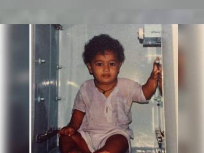 Do you know this small boy sitting in the fridge? today his a famous actor of bollywood | चॅलेंज! फ्रीजमध्ये बसलेल्या या चिमुकल्याला ओळखलंत का?, आज बॉलिवूडवर करतोय राज्य