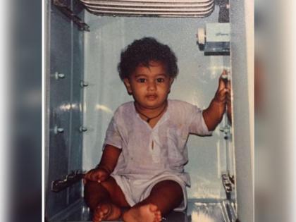 : Do you know this kid sitting in the fridge ?, his a famous face in Bollywood today | Childhood Photo: फ्रीजमध्ये बसलेल्या या मुलाला ओळखलंत का?, आज बॉलिवूडमधील आहे प्रसिद्ध चेहरा