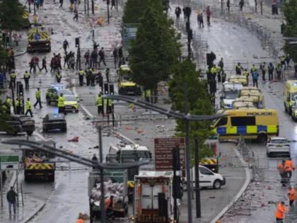 Video car hits crowd at liverpool premier leagu victory parade suspect arrested | Video - लिव्हरपूलमधील फुटबॉल व्हिक्टरी परेडमध्ये घुसली कार; लोकांना चिरडलं, ५० जण जखमी