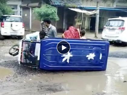 Video sitapur dm ssp ias pcs ips officer e rickshaw overturned on the road | Video - VIP ताफ्याला जागा देताना ई-रिक्षा उलटली, मदतीसाठी स्थानिक धावले पण अधिकारी मात्र...