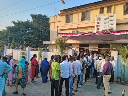 In the Shirur-Haveli constituencies, momentum picked up in the afternoon; Long queues at many polling stations | Shirur Vidhan Sabha 2024: शिरूर-हवेली मतदारसंघांत दुपारनंतर गती वाढली; अनेक मतदान केंद्रांवर लांबच लांब रांगा