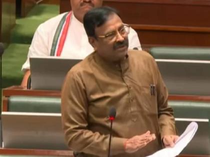 Those who want a pamphlet in English, send them to England Sudhir Mungantiwar's appeal to the government | ज्यांना इंग्रजीत पत्रिका हवी, त्यांना इंग्लंडला पाठवा; सुधीर मुनगंटीवार यांचा सरकारला घरचा अहेर Those who want a pamphlet in English, send them to England Sudhir Mungantiwar's appeal to the government | ज्यांना इंग्रजीत पत्रिका हवी, त्यांना इंग्लंडला पाठवा; सुधीर मुनगंटीवार यांचा सरकारला घरचा अहेर