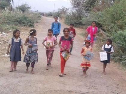 School for walking by foot: Chhathanpur to Borod | पायपीट करुन गाठावी लागते शाळा : छोटाधनपूर ते बोरद