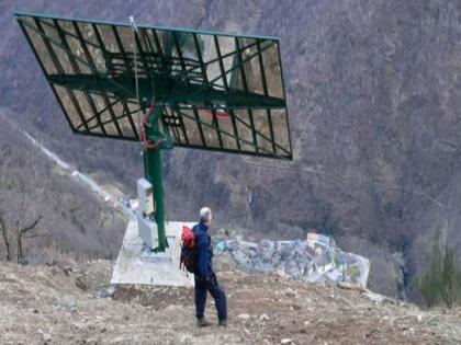 Italian village builds giant mirror to combat darkness | वर्षातले तीन महिने अंधारात राहत होतं हे गाव, गावातील लोकांनी बनवला स्वत:चा 'सूर्य'