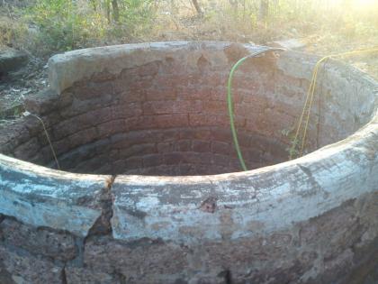 Woman commits suicide by jumping into a well with her six year old son | महिलेची सहा वर्षाच्या मुलासह विहिरीत उडी मारून आत्महत्या; गावात चिंतेचे वातावरण