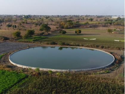 Awesome! Farmers dig huge well on 1.5 acres to overcome drought, save 100 million liters of water | कमालच! शेतकऱ्याने दीड एकरावर महाकाय विहीर खोदून केली दुष्काळावर मात,१० कोटी लिटर पाणीसाठा