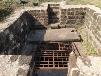 the historical place vairagad which is famous for 100 wells going to be lost due to negligence of preservation | वैरागडमधील ऐतिहासिक ठेवा जपण्याकडे दुर्लक्ष; १०० विहिरींचे गाव ही ओळख होतेय लुप्त