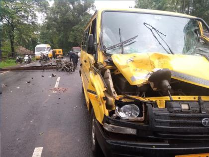 A power pole fell on a bus transporting students in Ratnagiri | रत्नागिरी: विद्यार्थी वाहतूक करणाऱ्या बसवर विजेचा खांब कोसळला, 'महावितरण'चा अनागोंदी कारभार