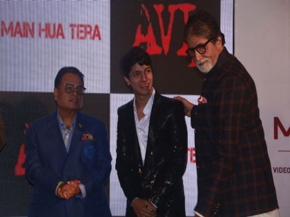 Amitabh Bachchan unveils Avi's 'Me Hoon Tera' song | अमिताभ बच्चन यांच्या हस्ते अवीच्या 'मैं हुआ तेरा' गाण्याचे अनावरण