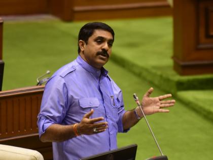 power department officials demand bribes claims vijay sardesai in goa budget session | वीज खात्यातील अधिकारी लाच मागतात: विजय सरदेसाई, अनुदान योजनेवरून वीजमंत्र्यांना घेरले