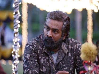 when-the-reporter-asked-vijay-sethupathi-a-question-regarding-hindi-language | 'हिंदी शिकत का नाही?' रिपोर्टरच्या प्रश्नावर संतापला विजय सेतुपती; म्हणाला, 'तुमचा प्रश्न चुकीचा..'